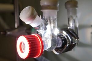 Lò phản ứng năng lượng mặt trời chuyển đổi CO2 và rác thải nhựa thành các sản phẩm hữu ích