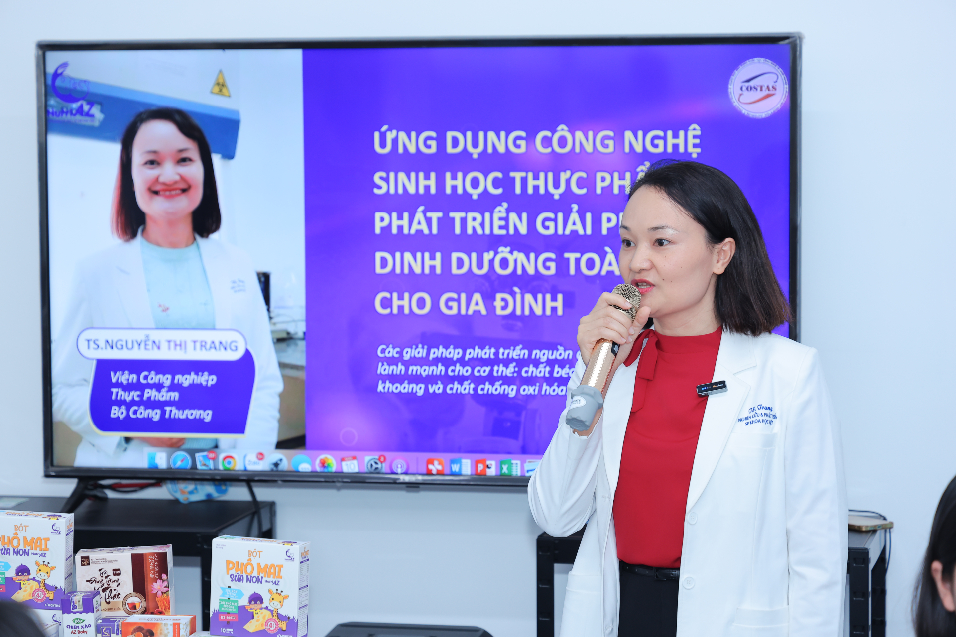 TS. Nguyễn Thị Trang, chuyên gia trong lĩnh vực công nghệ thực phẩm, người đã có nhiều công trình nghiên cứu và các sản phẩm dinh dưỡng trình bày tại buổi tọa đàm.
