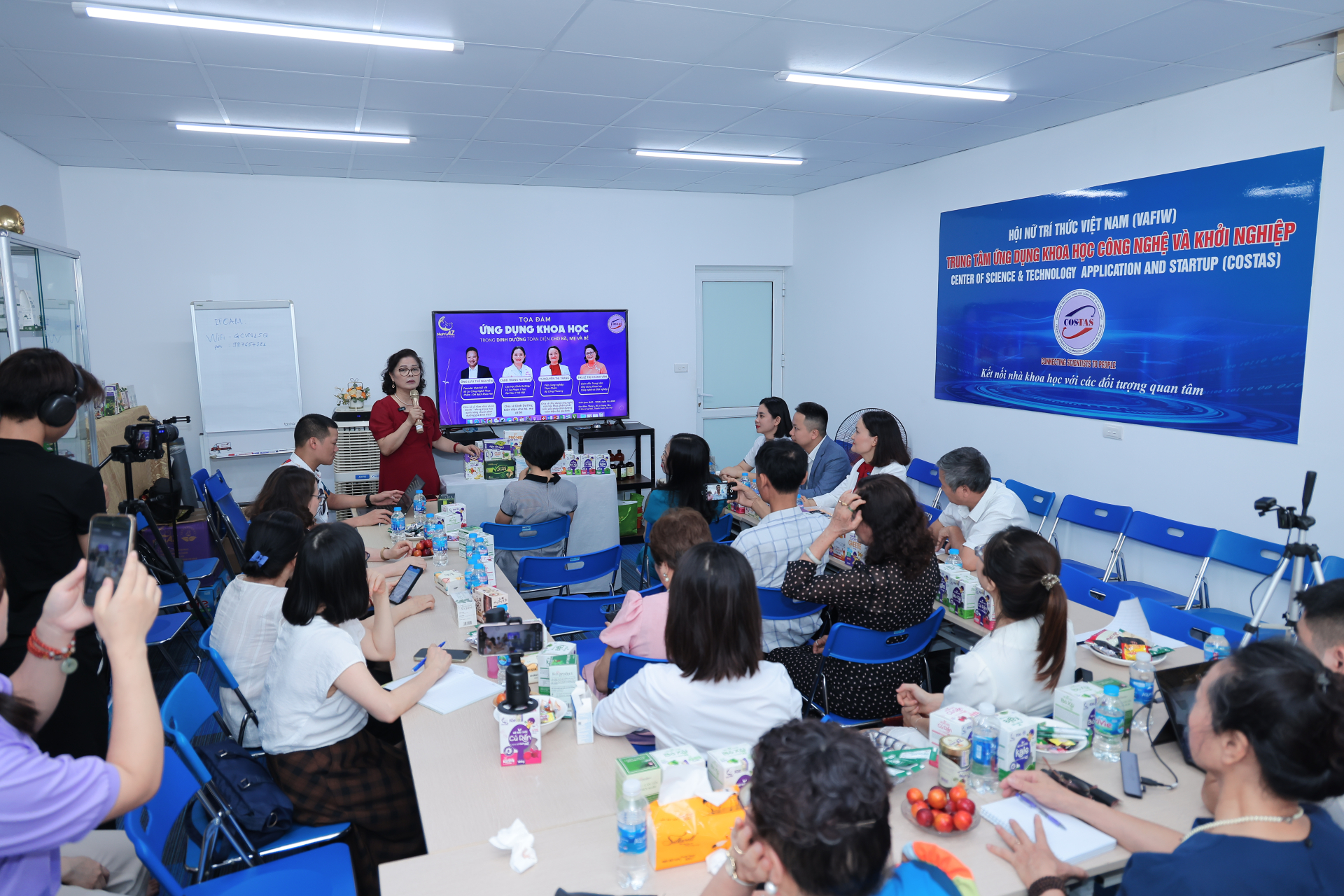 Tọa đàm “ Ứng dụng khoa học trong dinh dưỡng toàn diện cho bà, mẹ và bé” vừa được tổ chức tại Hà Nội sáng 10/5.