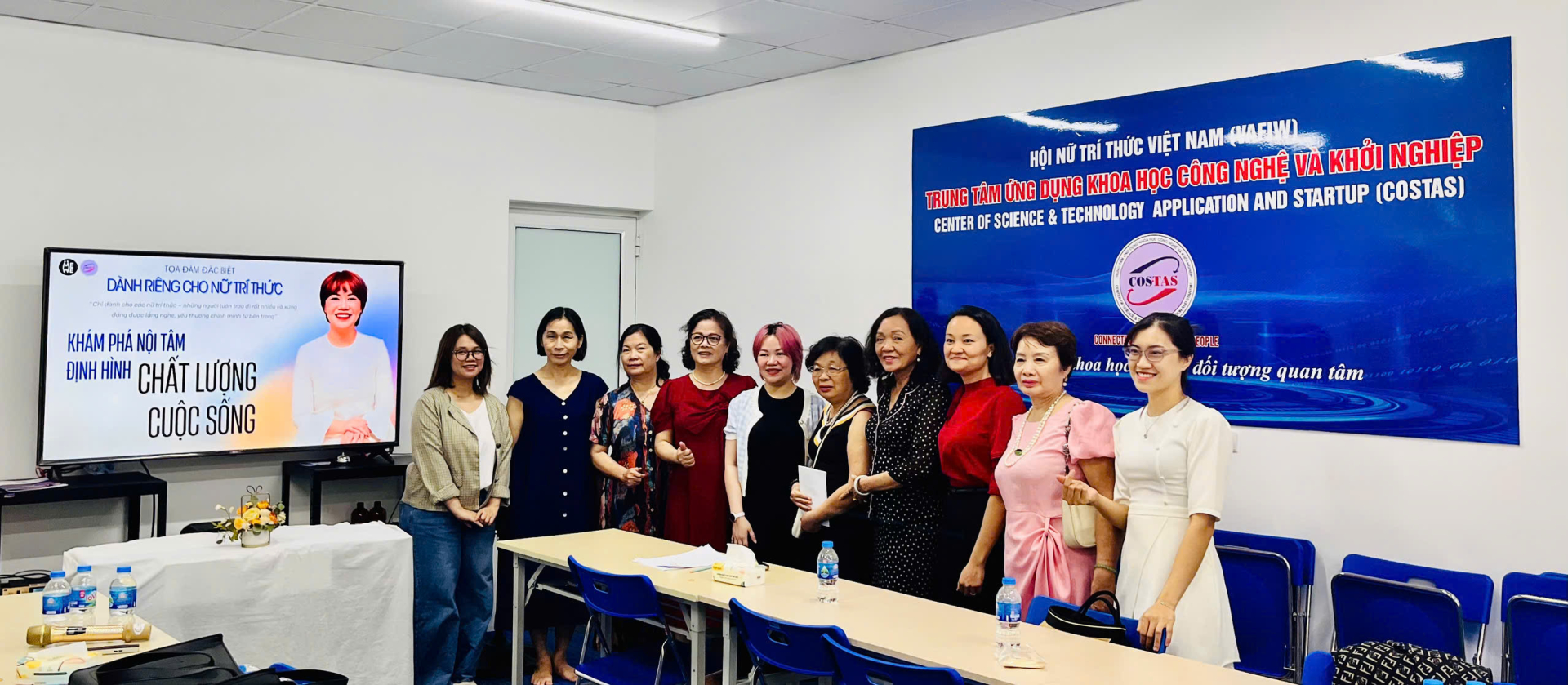 Các đại biểu cùng chụp ảnh lưu niệm.