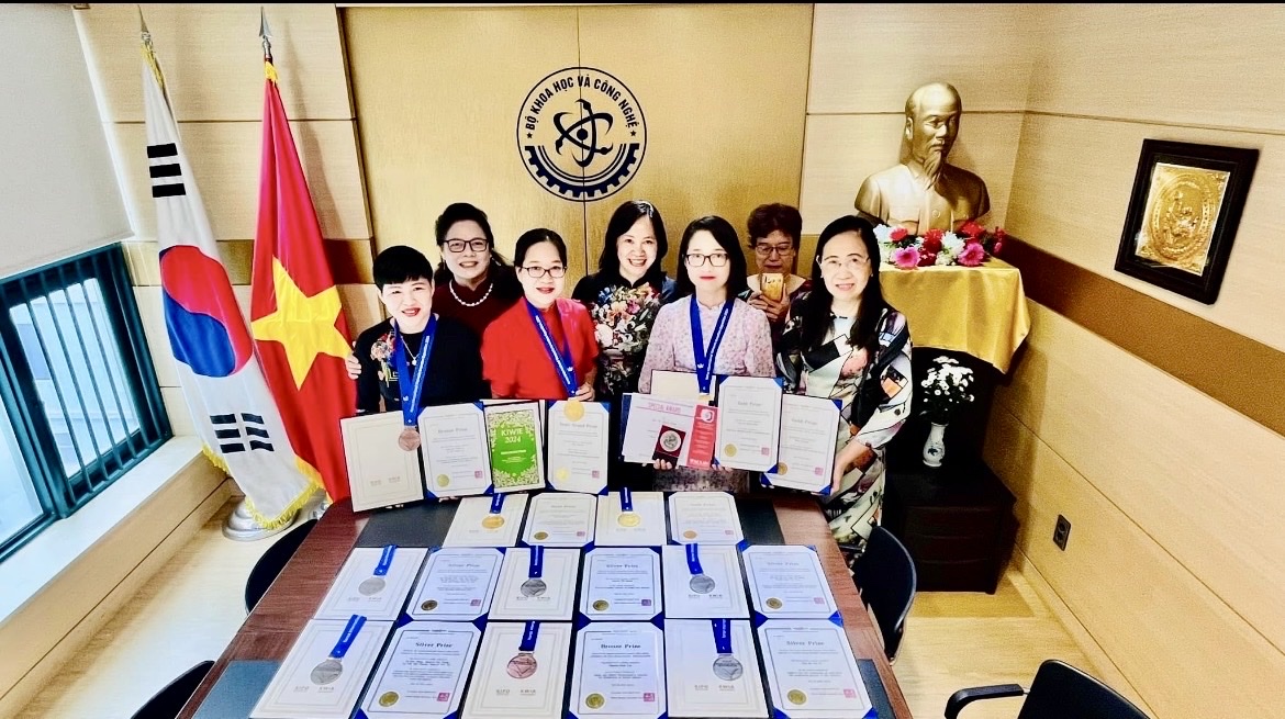 Hình ảnh đoàn Việt Nam nhận được 13 giải thưởng các loại tại Triển lãm Quốc tế về sáng chế của phụ nữ năm 2024 ở Hàn Quốc (ảnh chụp tại VP Đại diện KH&CN tại Seoul, Hàn Quốc)