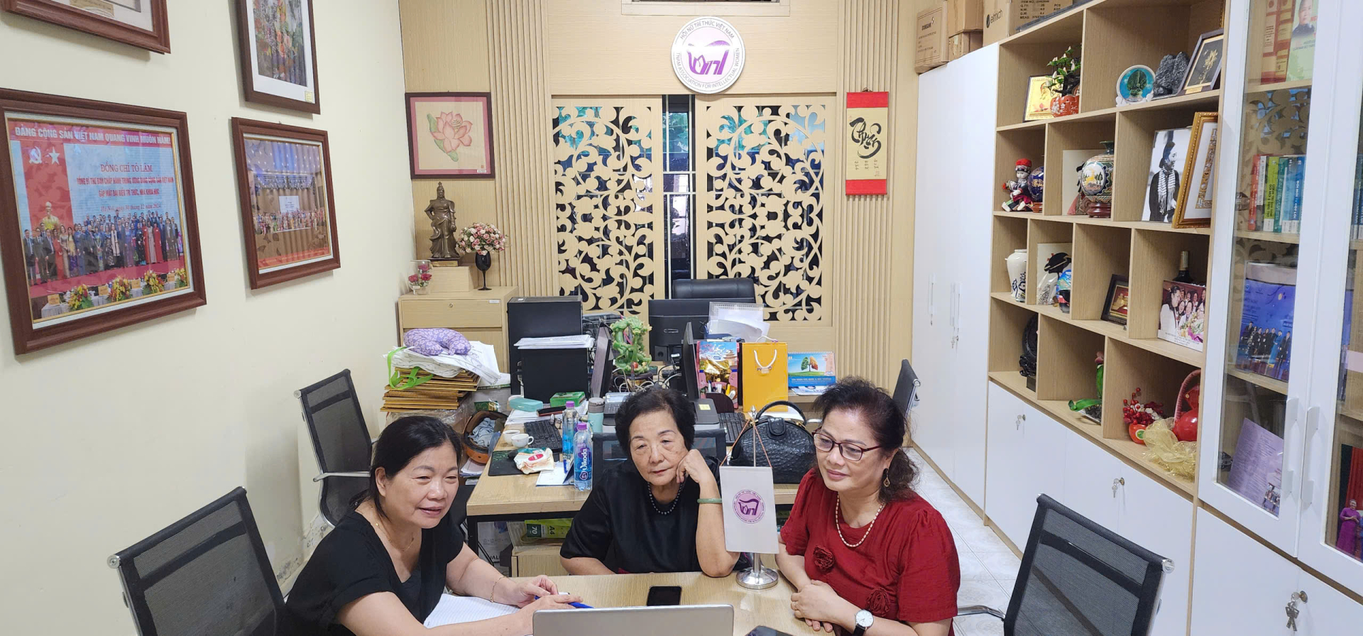 Các thành viên của Hội Nữ trí thức Việt Nam tham dự cuộc họp trực tuyến